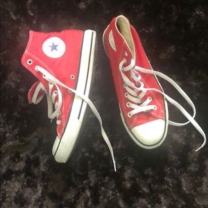 Men’s size 7/ women’s size 9 Converse sneakers